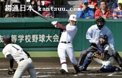 常総学院―今治西 1回表常総学院1死、荒原が右翼ポール際に先制の満塁本塁打を放つ。投手杉内、捕手安藤悠(26日、甲子園)=共同