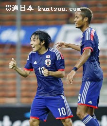 日本―ベトナム、後半に2点目のゴールを決め喜ぶ中島。右は鈴木(29日、シャーアラム)=共同