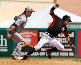 15日のオープン戦でイチロー(右)は二盗に失敗したが、公式戦に向け様々なことを試している=共同