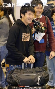 米国から笑顔で帰国した桐生祥秀(30日、成田空港)=共同