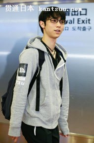 上海から帰国した羽生結弦(30日、羽田空港)=共同