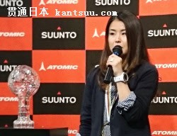 フリースタイルスキーのW杯女子ハーフパイプで種目別優勝を果たし、記者会見でシーズンを振り返る小野塚彩那(31日、東京都内)=共同