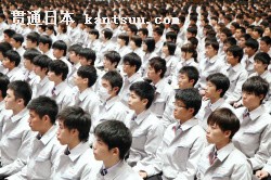 トヨタ自動車の入社式で豊田章男社長の訓示を聞く新入社員(1日午前、愛知県豊田市)