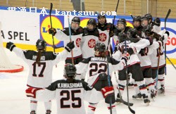 1部残留決定戦で、延長の末ドイツを破り喜ぶ日本(1日、マルメ)=共同