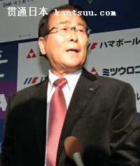 グリエル内野手に契約解除を通告したことを明らかにしたDeNAの高田GM(2日、横浜スタジアム)=共同