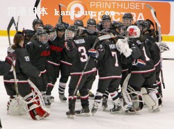 1部残留決定戦の第2戦でドイツに勝利し、残留を決めた日本(3日、マルメ)=共同