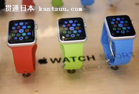 店頭に並ぶアップルウオッチ(10日、香港)=AP