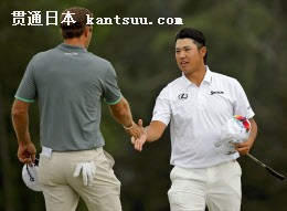 ゴルフのマスターズ・トーナメントで5位に入った松山英樹(右、12日)=ロイター