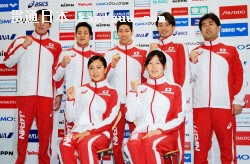 競泳の世界選手権代表に決まった(前列左から)渡部香生子、金藤理絵、(後列左から)小関也朱篤、瀬戸大也、萩野公介、入江陵介。右端は平井伯昌監督(13日午後、東京都北区)=共同