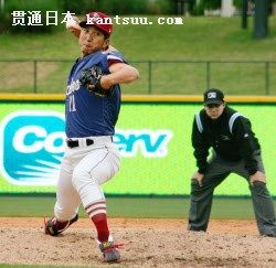 傘下マイナー2Aの試合で、故障後初めて実戦に登板したレンジャーズ・藤川(14日、フリスコ)=共同