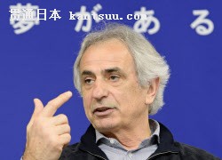 インタビューに答えるサッカー日本代表のハリルホジッチ監督(15日、東京都内)=共同