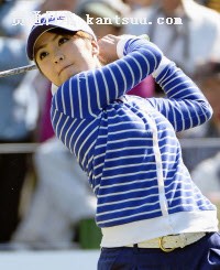 第1日、4アンダーで首位の菊地絵理香(17日、熊本空港CC)=共同