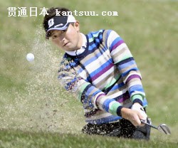 第2日、通算6アンダーで2位につけた片岡大育。7番でバンカーショットを放つ(17日、東建多度CC名古屋)=共同