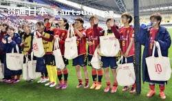 開幕4連勝で首位をキープし、サポーターの声援に応えるINAC神戸イレブン(19日、ノエスタ)=共同