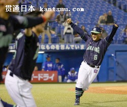 12回ヤクルト2死三塁、失策を誘う上田の三ゴロでサヨナラの生還を果たし喜ぶ武内(19日、神宮)=共同