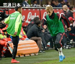 試合後半にウオーミングアップするインテル・ミラノの長友(左)とACミランの本田(19日、ミラノ)=共同