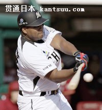 3回ロッテ無死一、二塁、デスパイネが左中間に逆転3ランを放つ(25日、コボスタ宮城)=共同