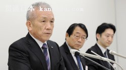 決算発表するベネッセホールディングスの原田会長兼社長=左(1日午後、東証)