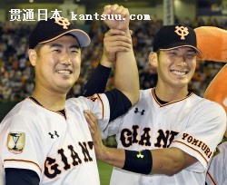 広島に連勝し、喜ぶ巨人・大田(右)と大竹(13日、東京ドーム)=共同