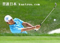 最終ラウンド、4番でバンカーショットを放つ松山英樹。通算6アンダーで20位(17日、クウェイルホロー・クラブ)=共同