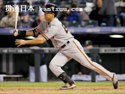 ロッキーズとのダブルヘッダー第2試合の5回、右前に適時打を放つジャイアンツ・青木(23日、デンバー)=ゲッティ共同