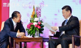 日中観光交流イベントで、自民党の二階総務会長(左)から安倍首相の親書を受け取る中国の習近平国家主席(23日、北京の人民大会堂)=共同