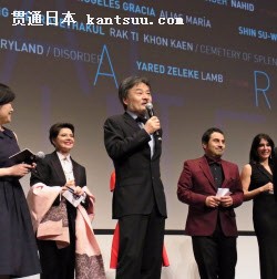 カンヌ国際映画祭「ある視点」部門で最優秀監督賞を受け、あいさつする黒沢清監督。左後ろはイザベラ・ロッセリーニ審査委員長