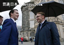 聖母教会の前で談笑するオズボーン英財務相(左)とワイトマン独連銀総裁(27日)=ロイター 聖母教会の前で談笑するオズボーン英財務相(左)とワイトマン独連銀総裁(27日)=ロイター