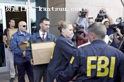 汚職を巡りFIFAの北中米カリブ海連盟に捜査に入るFBI職員(27日、フロリダ州マイアミビーチ)=ロイター 汚職を巡りFIFAの北中米カリブ海連盟に捜査に入るFBI職員(27日、フロリダ州マイアミビーチ)=ロイター
