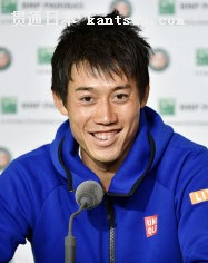 全仏オープンテニス男子シングルス2回戦で勝利し、笑顔で記者会見する錦織圭=共同