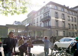 FIFA役員が宿泊する高級ホテルに詰めかけた報道陣(27日、チューリヒ)=共同