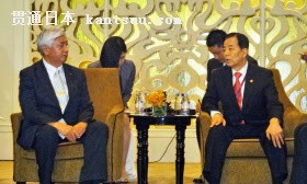 会談に臨む中谷防衛相(左)と韓国の韓民求国防相(30日、シンガポール)=共同