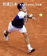 男子シングルス準々決勝でボールに飛び付く錦織圭(2日、パリ)=共同