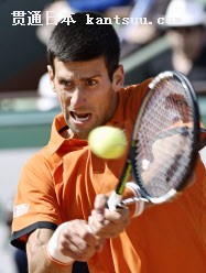 男子シングルス準々決勝でリターンするノバク・ジョコビッチ(3日、パリ)=共同