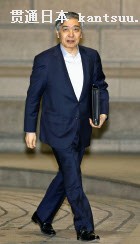 金融政策決定会合に出席するため日銀本店に入る黒田総裁(19日午前)=共同