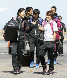 2日、決勝戦に向けバンクーバーに到着した澤(左)と宮間らサッカー女子日本代表イレブン=共同