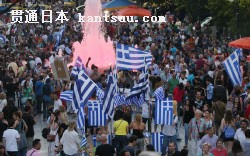 国民投票が終了し、、国会議事堂前のシンタグマ広場に集まった人たち(5日午後、アテネ市内)=写真 浅原敬一郎