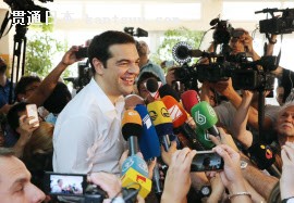 投票後、記者の質問に答えるギリシャのチプラス首相(5日午前、アテネ市内)=写真 浅原敬一郎