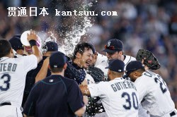 オリオールズ戦でノーヒットノーランを達成し、チームメートに祝福されるマリナーズ・岩隈久志投手(中央、12日、シアトル)=ロイター