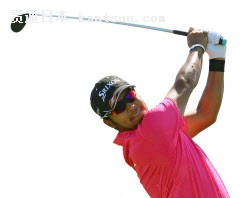 第3ラウンド、通算5アンダーで24位の松山英樹。6番でティーショットを放つ(15日、ウィスリングストレーツ・コース)=共同