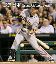 パイレーツ戦の6回、左前に適時打を放つジャイアンツ・青木(23日、ピッツバーグ)=共同