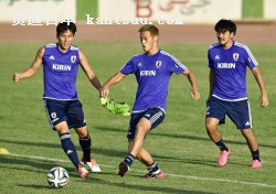 アフガニスタン戦に向けて調整する(左から)長谷部、本田、興梠(5日、テヘラン)=共同