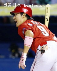 9回広島1死満塁、丸が左前に2点打を放つ(5日、神宮)=共同