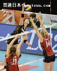 日本―米国 第1セット、スパイクを放つ木村(5日、名古屋市のガイシプラザ)=共同