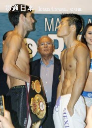 前日計量で王者ジェイミー・マクドネル(左)とにらみ合う亀田和毅(5日、コーパスクリスティ)=共同