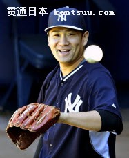 ブルペンで笑顔を見せるヤンキース・田中。妻の里田まいさんの妊娠が発表された(ニューヨーク)=共同