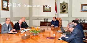 ENIの幹部ら(左側)と会見するエジプトのシシ大統領(中央)。ENIは地中海で「最大」のガス田を発見したという(8月29日、カイロ)=MEAN・AP