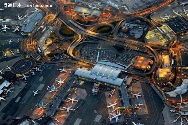 美国飞行员航拍机场美照 灯火闪烁美不胜收