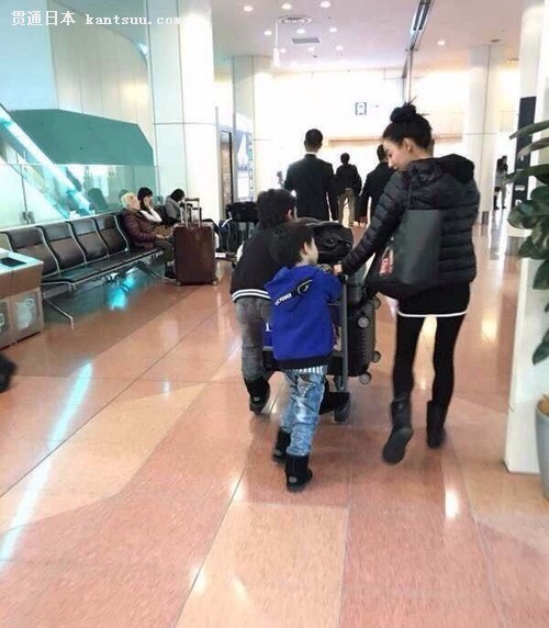 张柏芝带儿日本度假 两宝贝帮推行李懂事