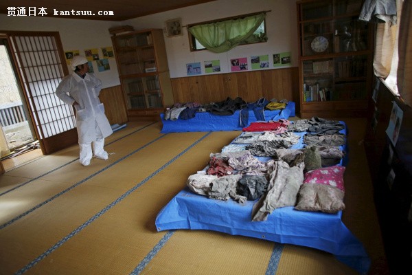 福岛第一核电站附近的禁区里,木村先生和他家人的东西在一座寺庙里